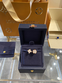 Louis Vuitton LV white mother-of-pearl earrings, ear studs -0243