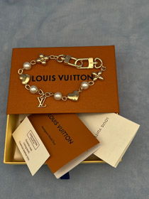 Louis Vuitton LV black charm resin pearl heart-shaped flower pendant chain bag decoration pendant -0245